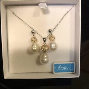 Beautiful pearl/crystal necklace and earring set